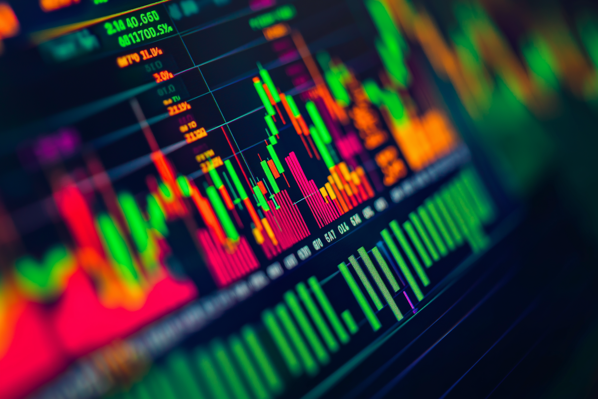Profesional analizando gráficos de inversión y portafolios financieros